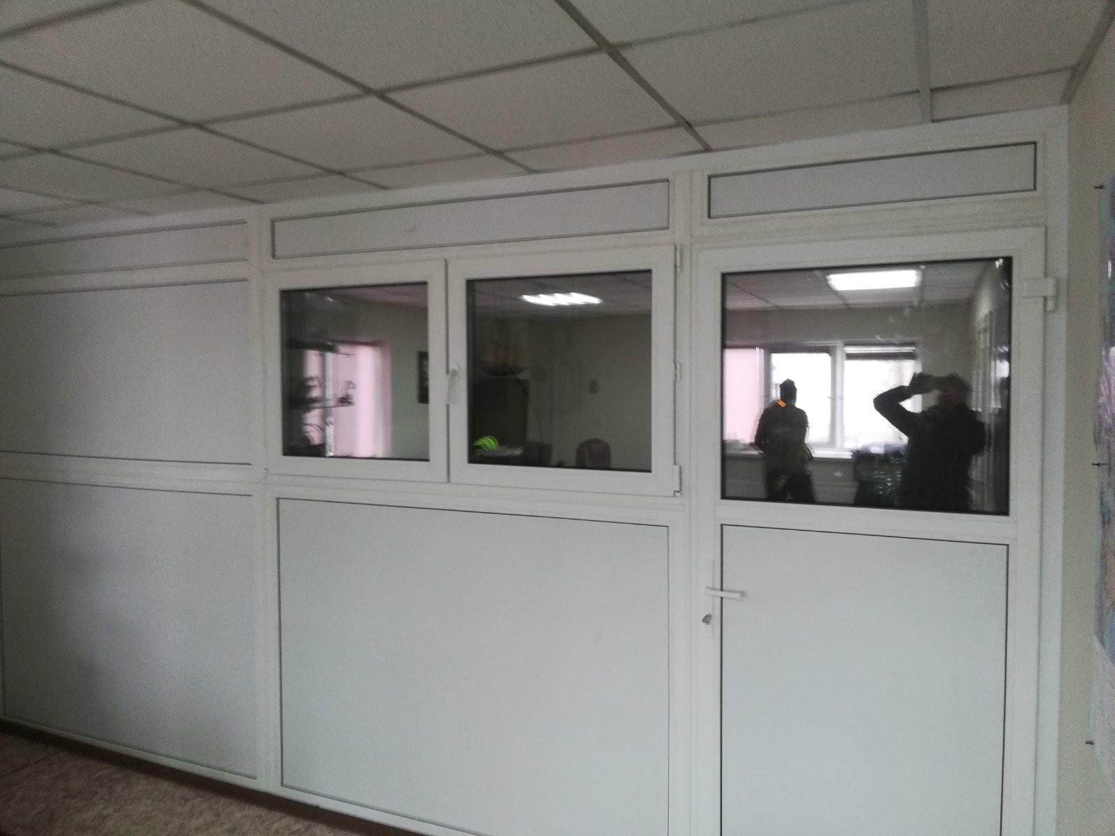 Установка пластиковой офисной перегородки